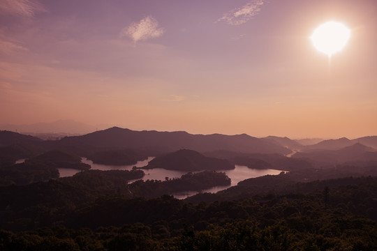 惠州高榜山上眺望红花湖与群山