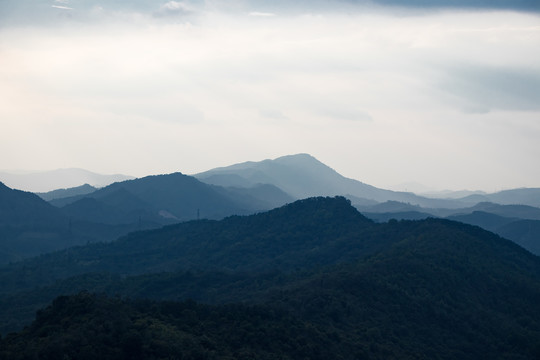 连绵起伏的群山