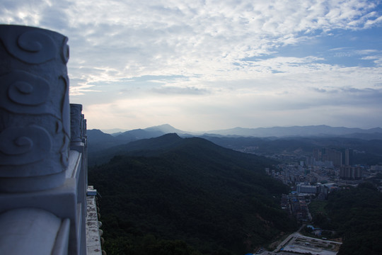 挂榜阁上眺望群山