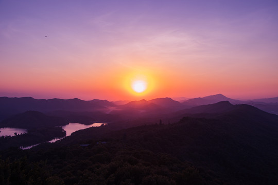 红花湖高榜山看日落群山