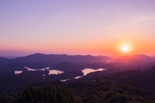 红花湖高榜山看日落群山