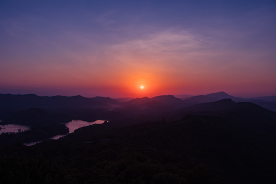 红花湖高榜山看日落群山