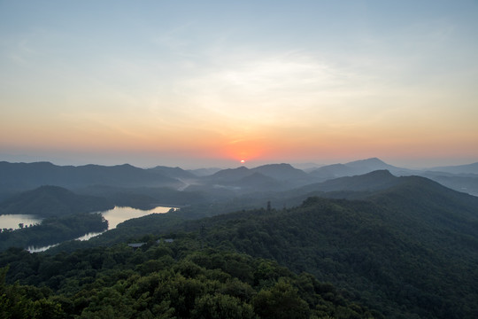 红花湖高榜山看日落群山