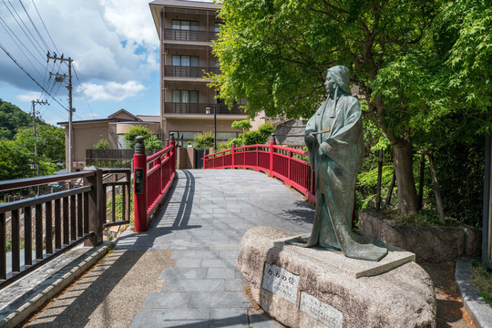 日本有马温泉亲水公园红色木栏桥