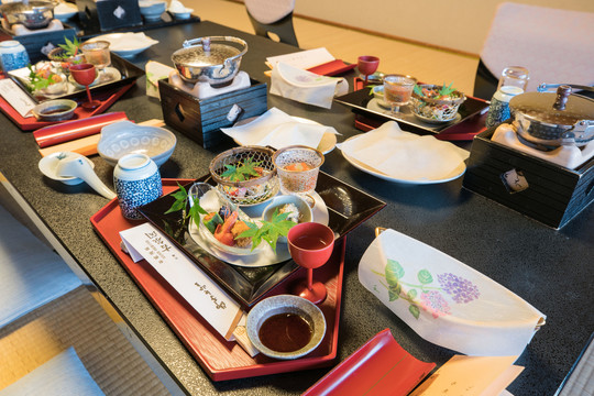 一桌摆好的日本传统会席料理
