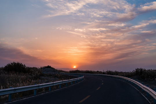 公路落日晚霞