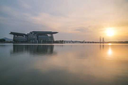 中国无锡太湖风光和大剧院建筑