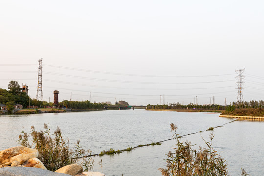 扬州横跨古运河的电塔群