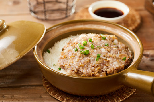 肉饼煲仔饭