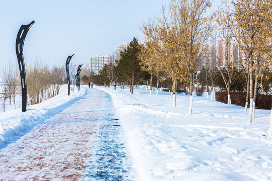 积雪人行道