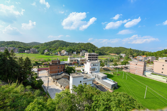 山上鸟瞰小村庄