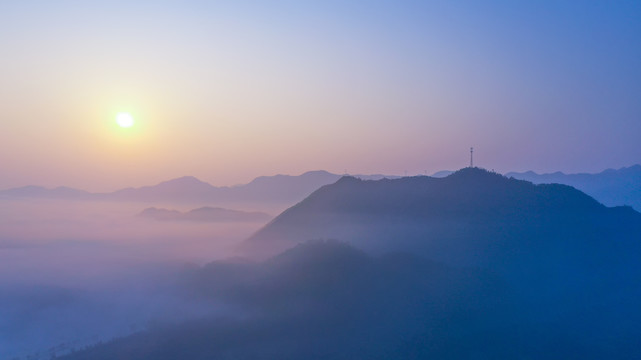 山岭日出