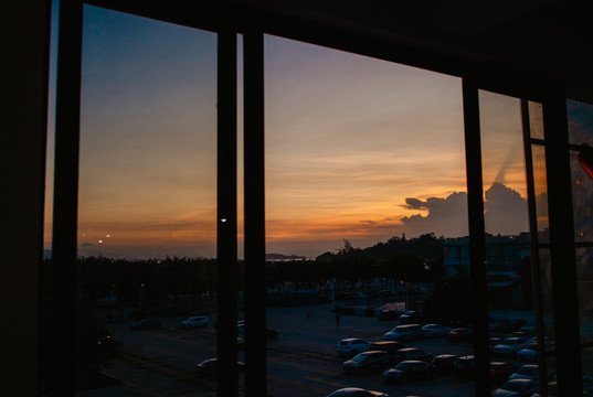 窗外的夕阳