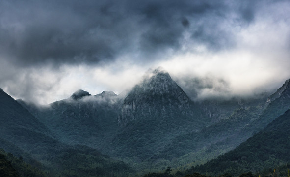 云雾缭绕阴那山