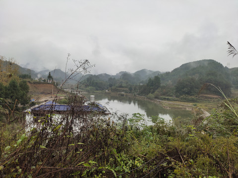 清晨池塘与远山