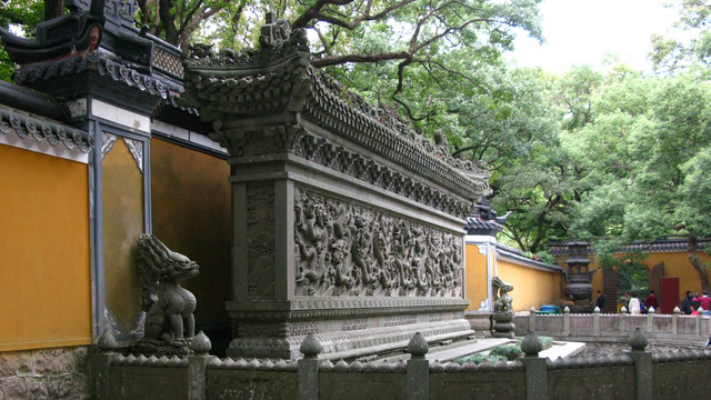 普陀山法雨寺九龙壁