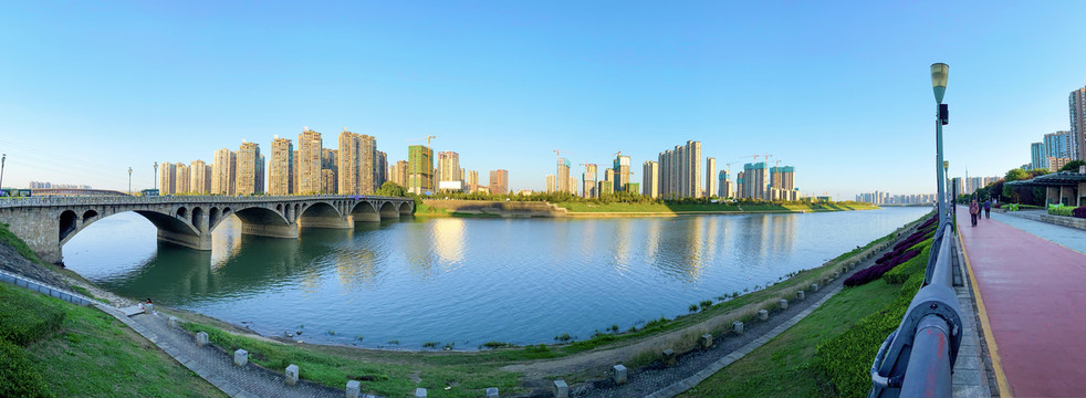 城市河流全景