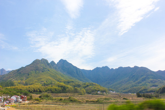 连绵起伏群山