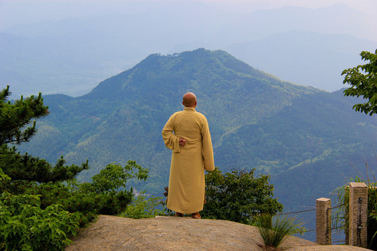 面朝大山的僧人