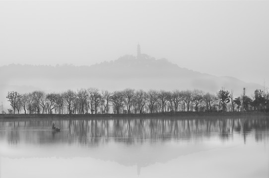 雾霭石湖