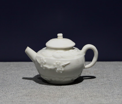 清代德化窑梅花纹茶壶