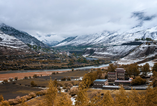 藏寨初雪