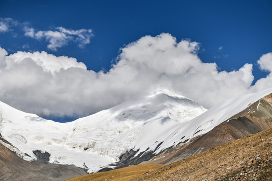 阿尼玛卿山雪山