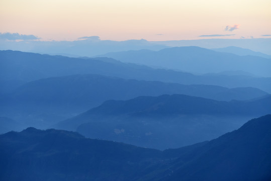 水墨远山重峦叠嶂