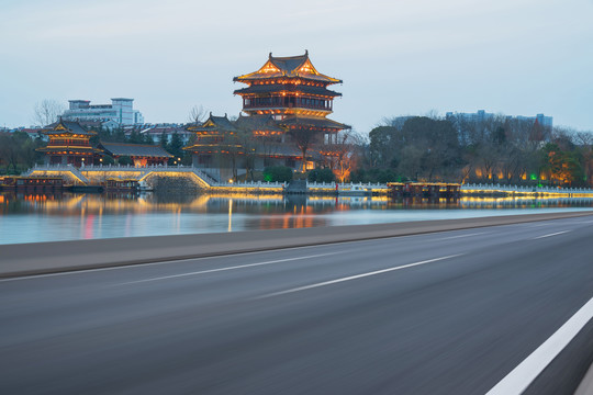 中国泰州古镇建筑群夜景和公路