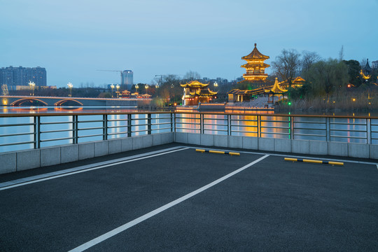 中国泰州古镇建筑群夜景和公路