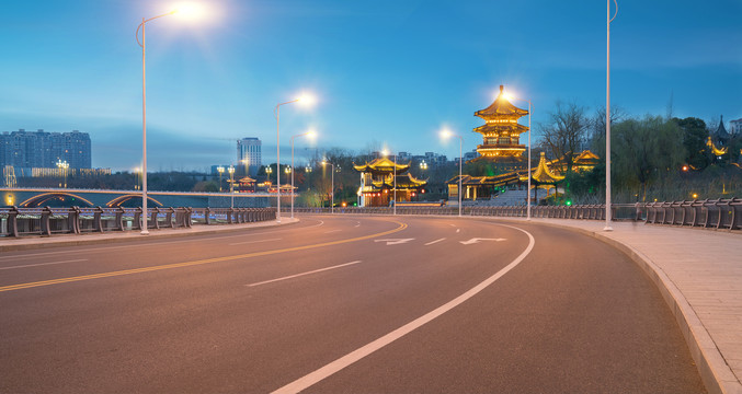 中国泰州古镇建筑群夜景和公路