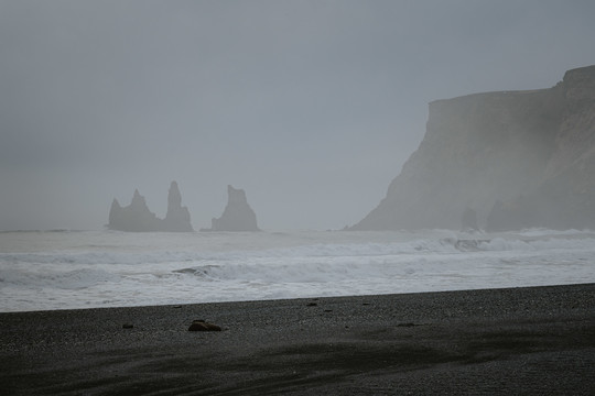 冬季冰岛黑沙滩阴天自然景观