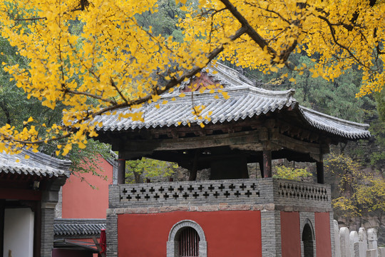 济南灵岩寺钟楼秋景