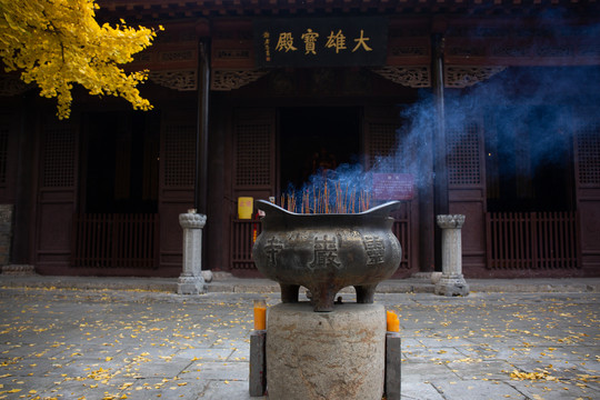 济南灵岩寺大雄宝殿秋景香炉