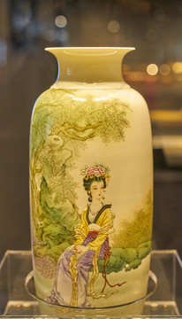 仕女图瓷瓶
