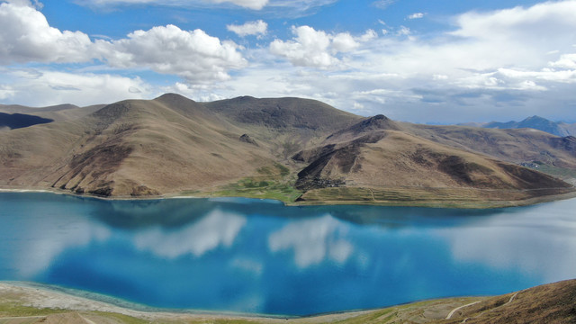 西藏高清国内蓝天白云羊湖风景