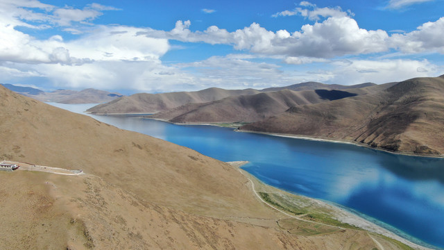 西藏高清国内蓝天白云羊湖风景