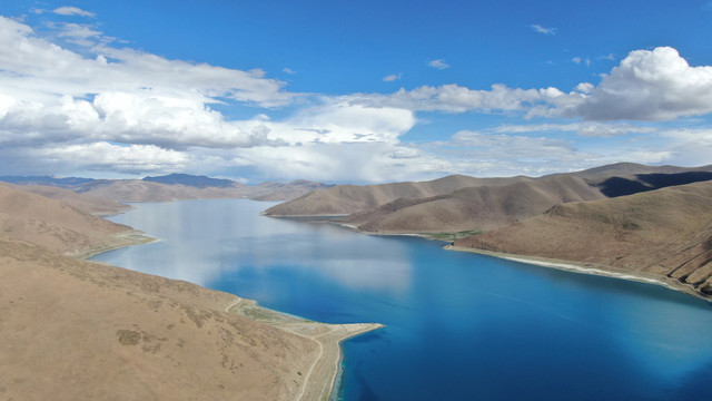 西藏高清国内蓝天白云羊湖风景