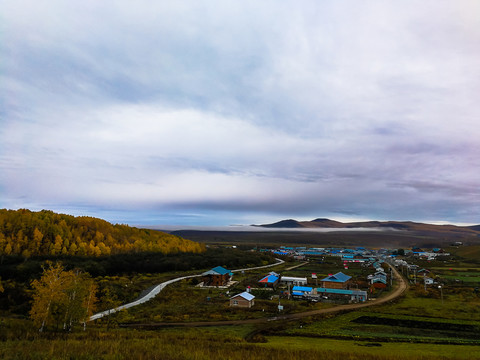 秋季临江山村清晨