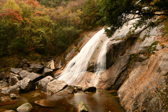 红叶与山泉小溪