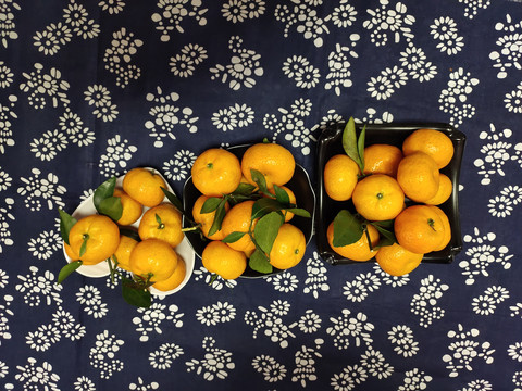 一排橘子