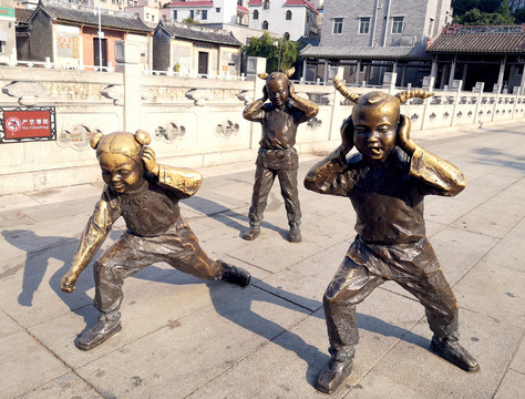 凤凰古村广场雕塑
