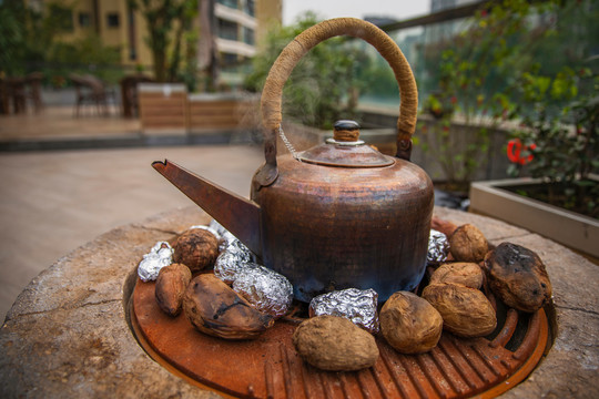 铜茶壶与烤土豆烤红薯