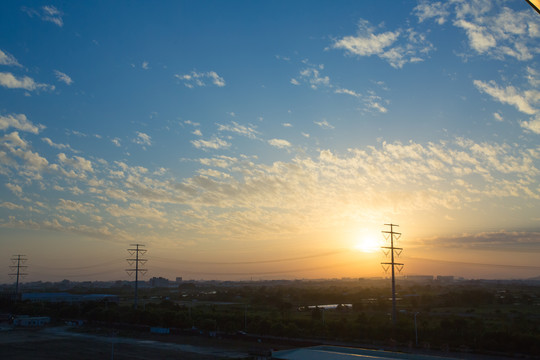 夕阳蓝天云彩电线杆