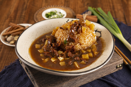 红烧土豆牛肉饭