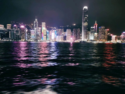 香港维多利亚海港傍晚海水倒映