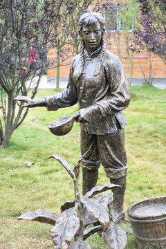 农妇劳作雕像