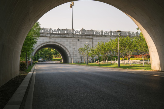 中国无锡复古石拱桥和柏油马路