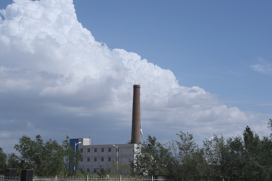 蓝天白云下的工厂