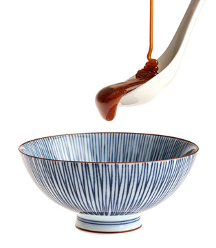 精致的瓷碗和瓷器汤匙